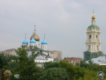 Стены и башни монастыря утопают в зелени деревьев. Фотограф Марина Роз.