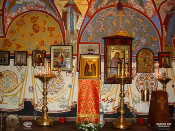 Храмовые иконы в интерьере. Фотограф Марина Роз.