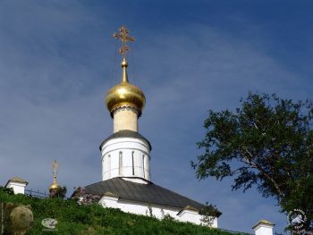 Городня на Волге. Вид на храм снизу, от подножия земляного укрепления