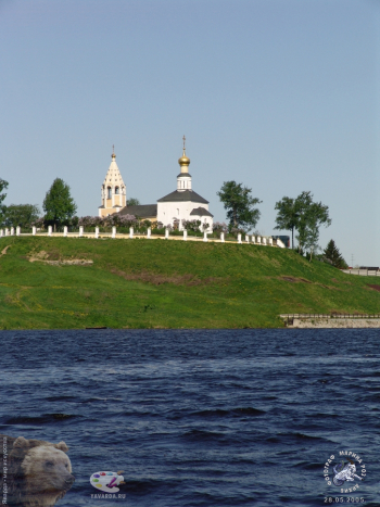 Городня на Волге. Храм Рождества Пресвятой Богородицы. Вид с реки Волги с лодки.