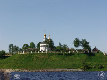 Городня на Волге. Церковь Рождества Пресвятой Богородицы. Вид с лодки.