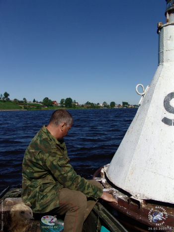 Городня на Волге. Лодочник у бакена