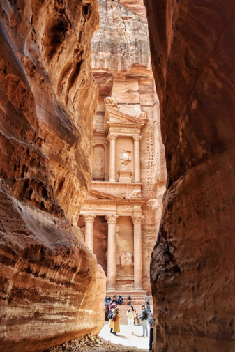 Город-крепость Петра (Petra). Вид на Петру из ущелья