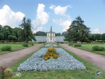 Вид на Большую каменную оранжерею через цветники. Фотограф Марина Роз.
