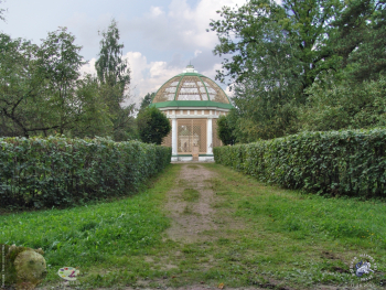 Вид на Трельяжную беседку. Фотограф Марина Роз.
