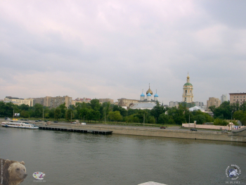 Причал `Новоспасский мост`, Краснохолмская набережная и Новоспасский монастырь. Вид с Новоспасского моста. Фотограф Марина Роз.