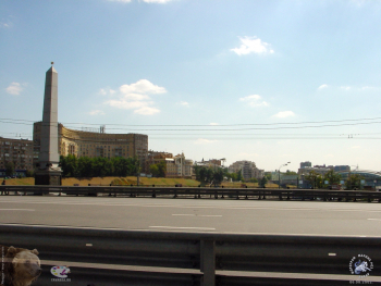 Гранитный обелиск Бородинского моста. Фотограф Марина Роз.