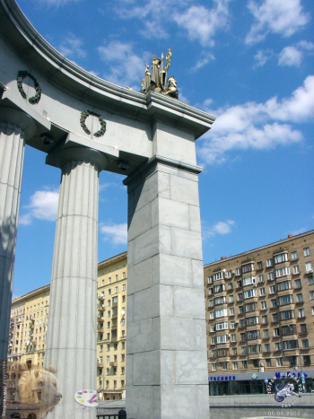 Портик Бородинского моста работы архитектора Р.И.Клейна. Колоннада дорического ордера. Фотограф Марина Роз.