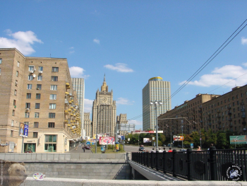 Вид с площадки портика Бородинского моста на МИД. Фотограф Марина Роз.