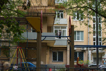 Дом-коммуна РЖСКТ `1-е Замоскворецкое объединение`. Вид на дом-коммуну с детской площадки двора