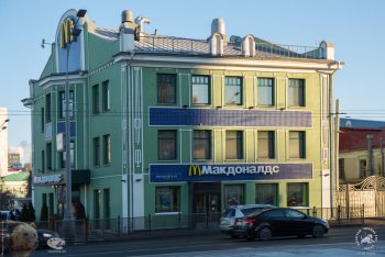Вид на `Макдональдс` от станции метро `Добрынинская`. Фотограф Марина Роз.