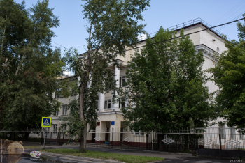 Вид на здание школы с противоположной стороны Хавской улицы. Фотограф Марина Роз.