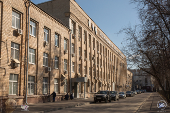 ЗВИ - Завод Владимира Ильича в Москве. Вид на здание ЗВИ от 1-го Щипковского переулка. Фото 15.04.2017.