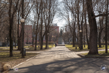 ЗВИ - Завод Владимира Ильича в Москве. В сквере у ЗВИ. Вид на памятник Владимиру Ильичу Ленину. Фото 15.04.2017.