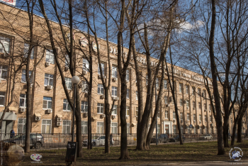 ЗВИ - Завод Владимира Ильича в Москве. Завод сквозь деревья. Фото 15.04.2017.