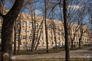ЗВИ - Завод Владимира Ильича в Москве. Вид из сквера на завод. Фото 15.04.2017.