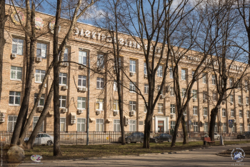 ЗВИ - Завод Владимира Ильича в Москве. Вид на завод из сквера. Снимали специально весной, когда видно сквозь деревья. Фото 15.04.2017.