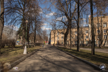 ЗВИ - Завод Владимира Ильича в Москве. Аллея в сквере, выходящая на Партийный переулок. Фото 15.04.2017.