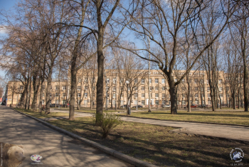 ЗВИ - Завод Владимира Ильича в Москве. Партийный переулок и ЗВИ из сквера. Фото 15.04.2017.