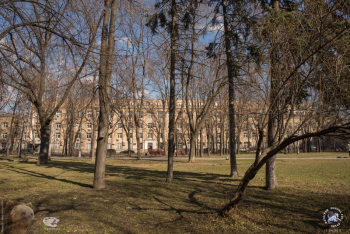 ЗВИ - Завод Владимира Ильича в Москве. ЗВИ в Партийном переулке. Вид из сквера. Фото 15.04.2017.