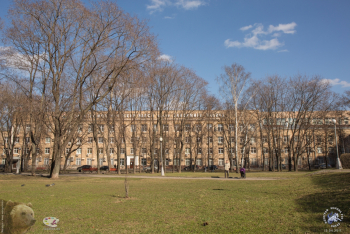 ЗВИ - Завод Владимира Ильича в Москве. Сквер у ЗВИ. Лужайка. Вид на ЗВИ. Фото 15.04.2017.
