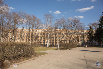 ЗВИ - Завод Владимира Ильича в Москве. Площадка у памятника. Вид на ЗВИ. Фото 15.04.2017.