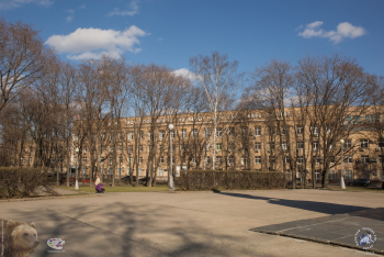 ЗВИ - Завод Владимира Ильича в Москве. Завод Владимира Ильича. Тень от памятника. Фото 15.04.2017.