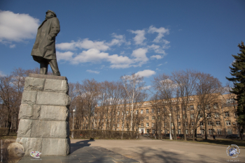 ЗВИ - Завод Владимира Ильича в Москве. Памятник Владимиру Ильичу Ленину на фоне Завода Владимира Ильича. Фото 15.04.2017.