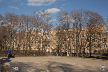 ЗВИ - Завод Владимира Ильича в Москве. ЗВИ через весенне-апрельские деревья. Фото 15.04.2017.