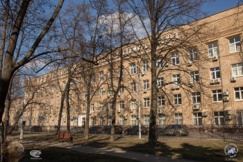 ЗВИ - Завод Владимира Ильича в Москве. Сквер и ЗВИ до реконструкции сквера. Фото 15.04.2017.