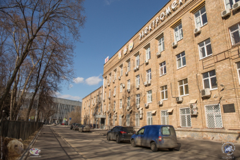ЗВИ - Завод Владимира Ильича в Москве. Партийный переулок. Вид в сторону 1-го Щипковского переулка. Слева Завод Владимира Ильича. Фото 15.04.2017.