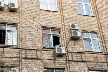 ЗВИ - Завод Владимира Ильича в Москве. Разбитое окно в здании заводоуправления Электромеханического завода имени В.В.Ленина. Фото 06.08.2016.