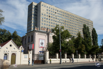 Институт Вишневского в Москве. Вид с Большой Серпуховской улицы. 2016.