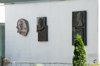 Институт Вишневского в Москве. Барельефы бывших директоров Института. Фото 27.08.2016.