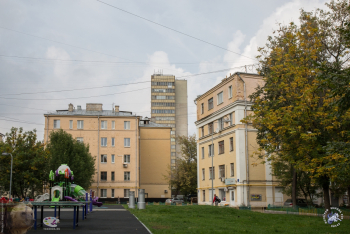 Институт Вишневского в Москве. Вид с дворов прилегающих домов и бывшей домовой церкви `Всех скорбящих радости` на Серпуховке. 2016.