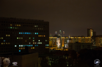 Институт Вишневского в Москве. Вид с 1-го Щипковского переулка ночью. Фото 24.09.2016.