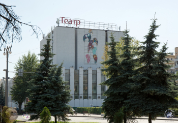 Вид на Театриум с Павловской улицы от сквера ЗВИ. Рекламная композиция `Pink not Dead`. Фотограф Марина Роз.