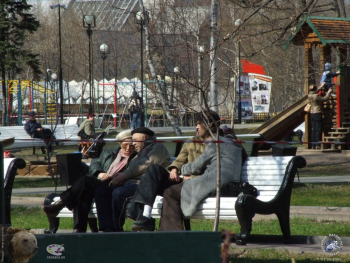 Отдыхающие на скамейке. Фотограф Марина Роз.