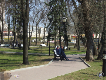 Отдыхающие на скамейке. Фотограф Марина Роз.