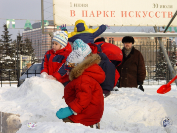 Снежный праздник. Дети и взрослые на празднике снежной скульптуры