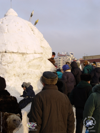 Снежный праздник. Кисточки торчат из башни снежной крепости