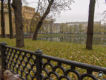 Патриаршие пруды осенью 2003 года. Осенний пруд. Фото 14.10.2003.