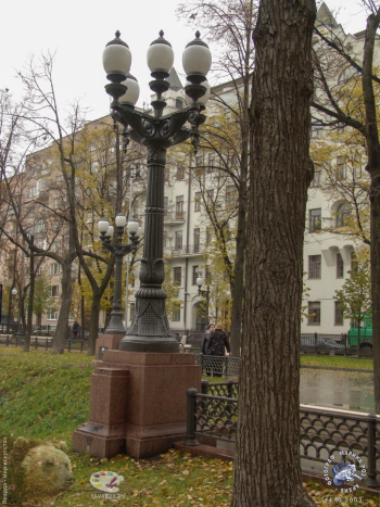 Патриаршие пруды осенью 2003 года. Фонари у пруда. Фото 14.10.2003.