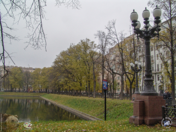 Патриаршие пруды осенью 2003 года. Знак `Купаться запрещено!` Фото 14.10.2003.