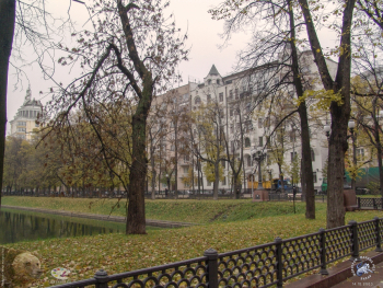 Патриаршие пруды осенью 2003 года. Жилые дома у пруда. Фото 14.10.2003.