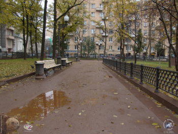 Патриаршие пруды осенью 2003 года. Скамейки для отдыха. Фото 14.10.2003.