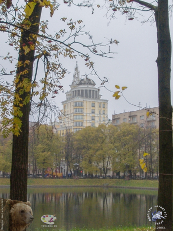 Патриаршие пруды осенью 2003 года. Новые постройки. Фото 14.10.2003.