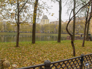 Патриаршие пруды осенью 2003 года. Прудовый пейзаж. Фото 14.10.2003.