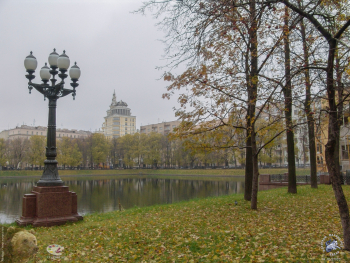 Патриаршие пруды осенью 2003 года. Фонарный столб у пруда. Фото 14.10.2003.