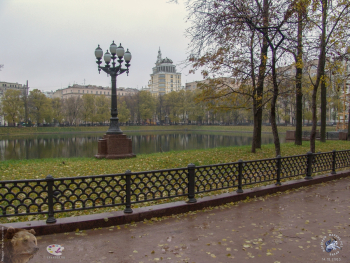 Патриаршие пруды осенью 2003 года. Вид на пруд из-за балюстрады. Фото 14.10.2003.